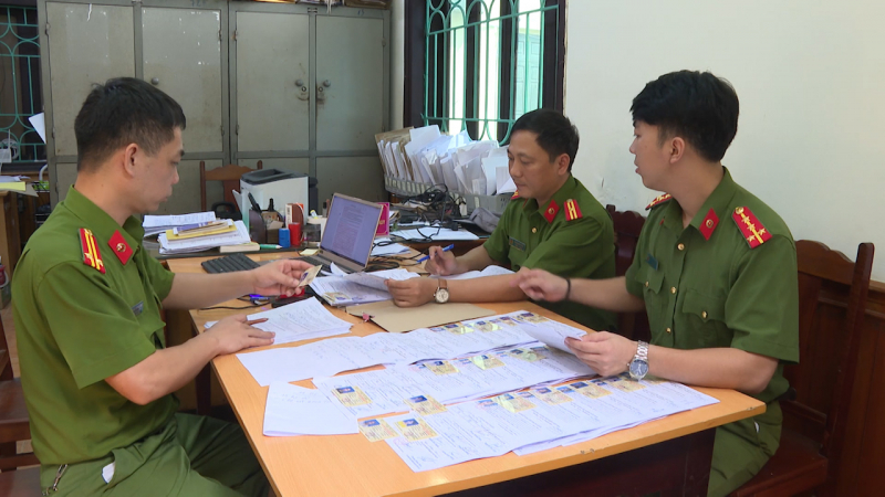 Cán bộ Phòng Cảnh sát hình sự Công an tỉnh Phú Thọ kiểm tra số tang vật thu giữ