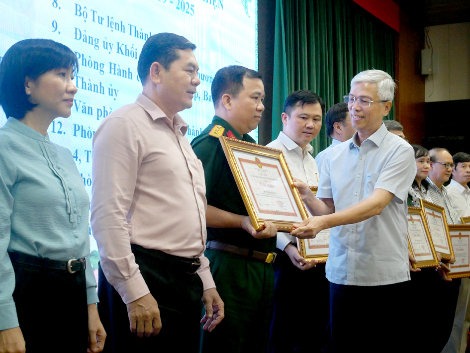 Phó Chủ tịch UBND TP.HCM Võ Văn Hoan trao bằng khen cho các tập thể và cá nhân đạt thành tích cao trong phong trào thi đua thực hiện văn hóa công sở, ngày 2/11