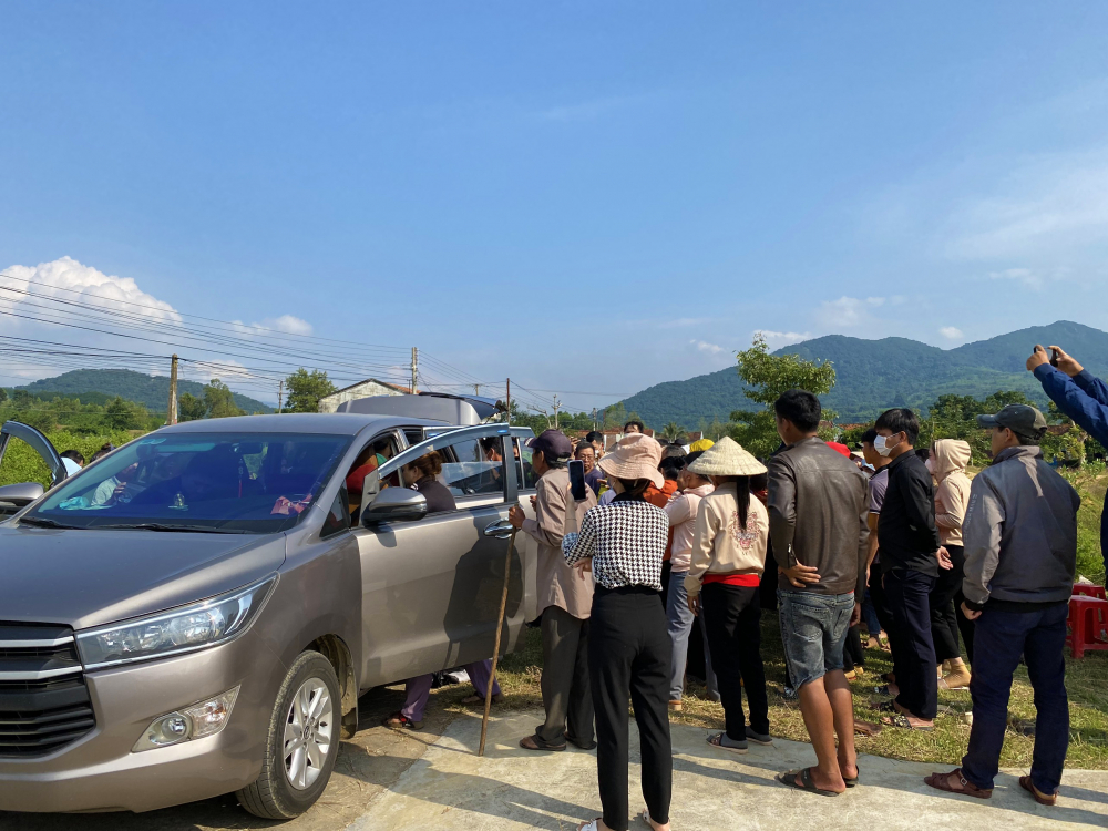 Xe đưa thi thể em T về đến quê nhà
