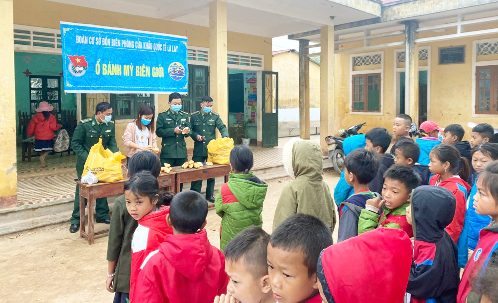 Học sinh Trường tiểu học A Ngo xếp hàng nhận bánh mì do bộ đội biên phòng đồn La Lay góp kinh phí mua và đến phát tận trường