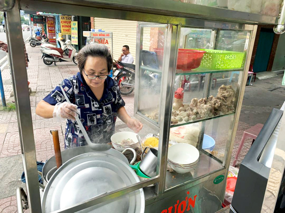Chị Lý Thị Kim Loan được tiếp sức về vốn để mở quán bán thức ăn sáng và có cuộc sống ổn định