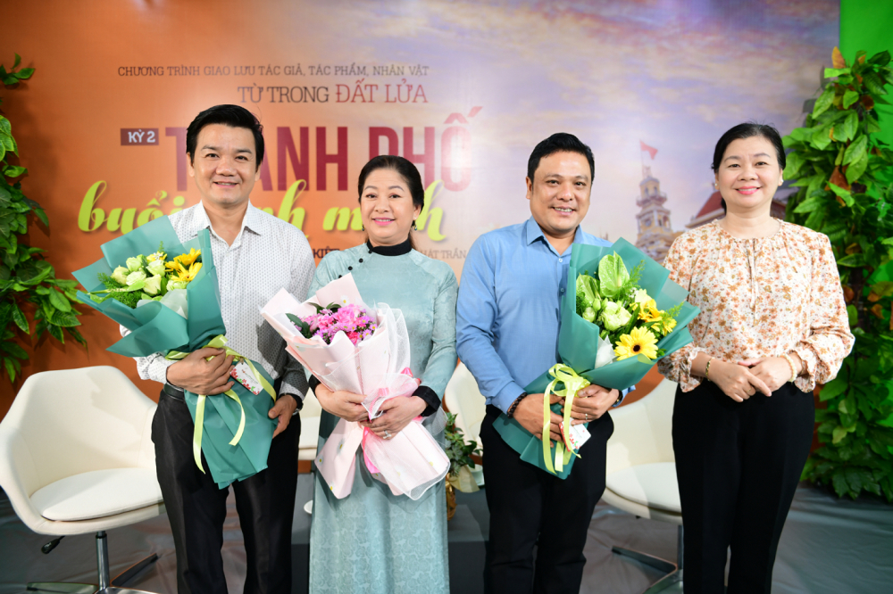 Từ trái sang: NSƯT Lê Tứ, NSƯT Lam Tuyền và đạo diễn Phan Quốc Kiệt nhận hoa từ bà Lý Việt Trung  - Tổng Biên tập Báo Phụ Nữ TP.HCM (bìa phải) - ẢNH: NGUYỄN QUANG