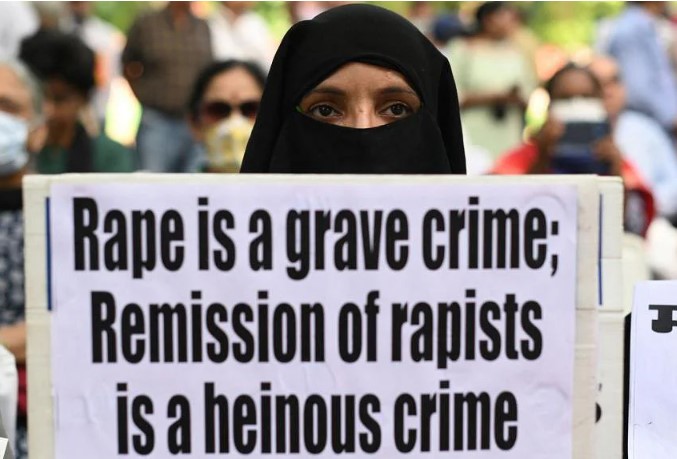 Ấn Độ báo cáo trung bình có 86 vụ cưỡng hiếp mỗi ngày vào năm 2021, nhưng theo một số ước tính của chính phủ, khoảng 99% các vụ tấn công tình dục không được báo cáo. 
