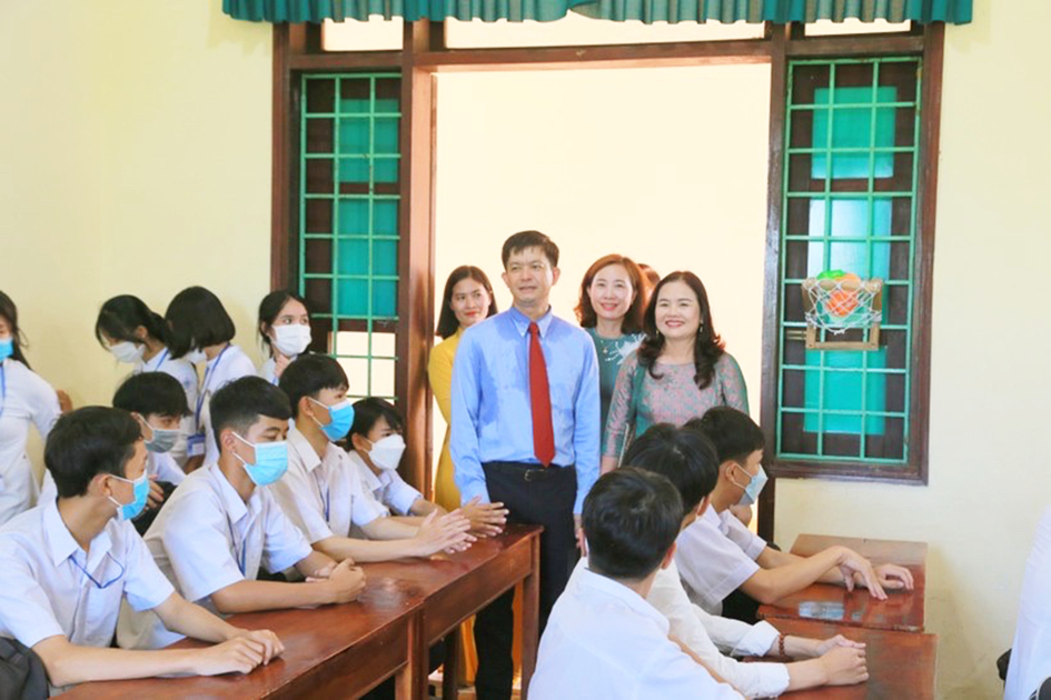 Ông Lê Quang Tùng - Bí thư Tỉnh ủy tỉnh Quảng Trị (trái), bà Lê Thị Hương - Giám đốc Sở Giáo dục và Đào tạo tỉnh - thăm một lớp học của trường sau lễ khai giảng năm học 2022-2023 - ẢNH: N.U