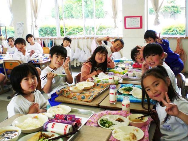 bữa ăn trưa hay xế ở nhiều trường học trên thế giới lại được xem là một phần của chương trình giáo dục trong nhà trường
