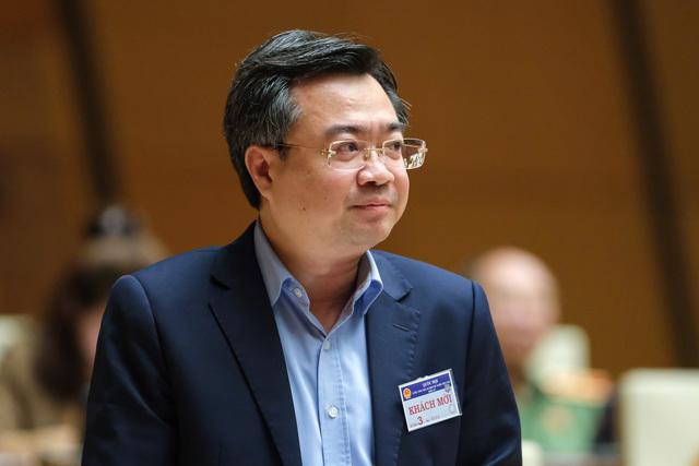 Bộ trưởng Bộ Xây dựng Nguyễn Thanh Nghị là người đầu tiên ngồi ghế nóng tại kỳ họp lần này