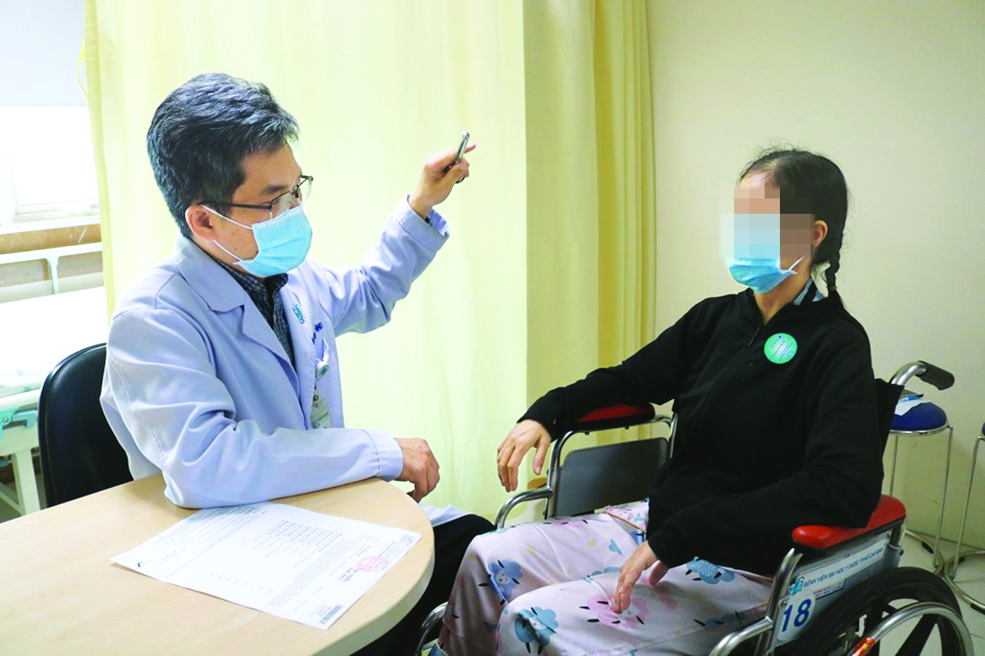 Tiến sĩ - bác sĩ Nguyễn Bá Thắng đang khám cho một trường hợp nghi ngờ có dấu hiệu đột quỵ