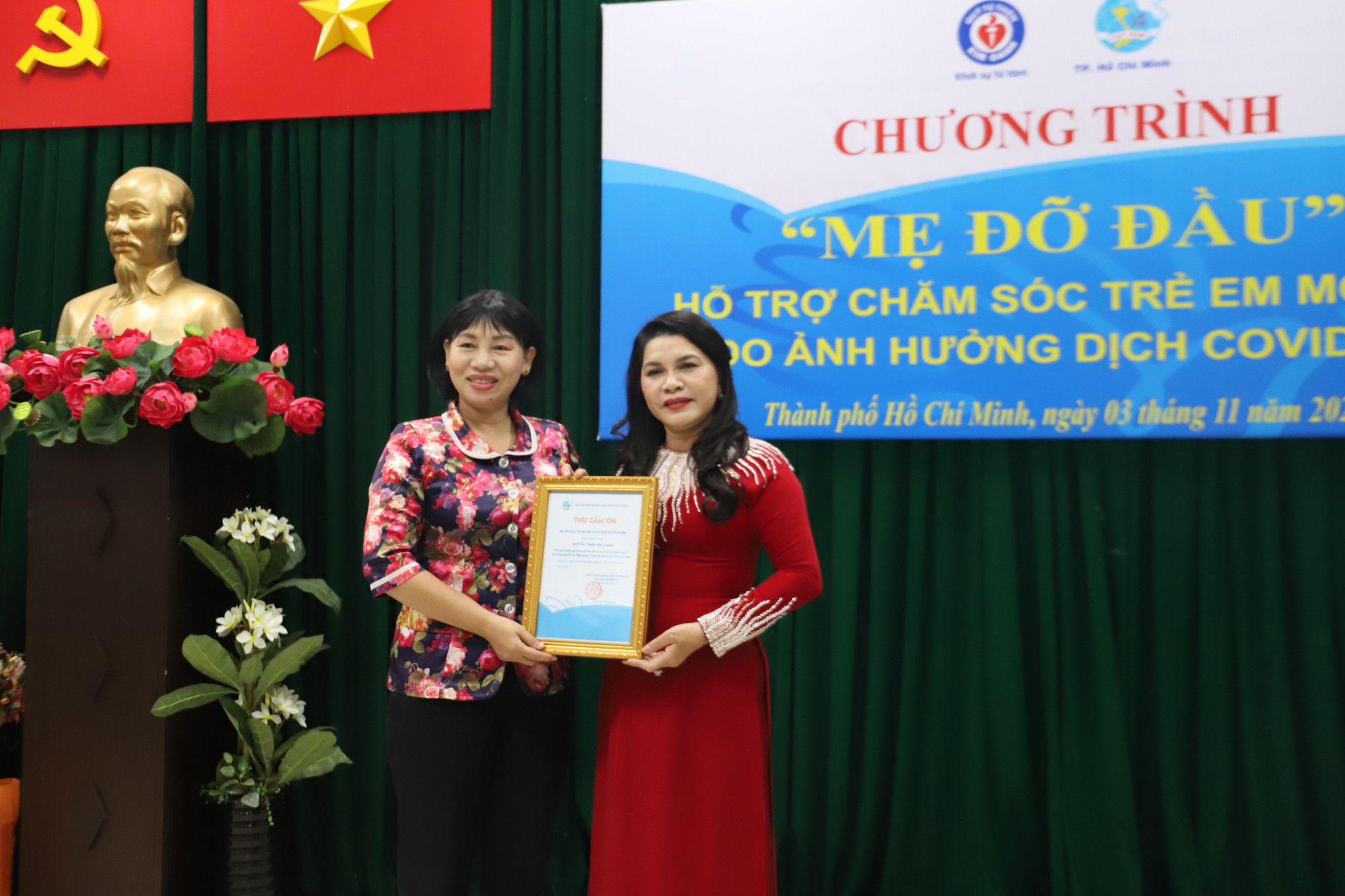 Bà Trần Thị Phương Hoa – Phó Chủ tịch Hội LHPN TP.HCM (trái) trao thư cảm ơn cho sự đồng hành của Quỹ từ thiện Kim Oanh