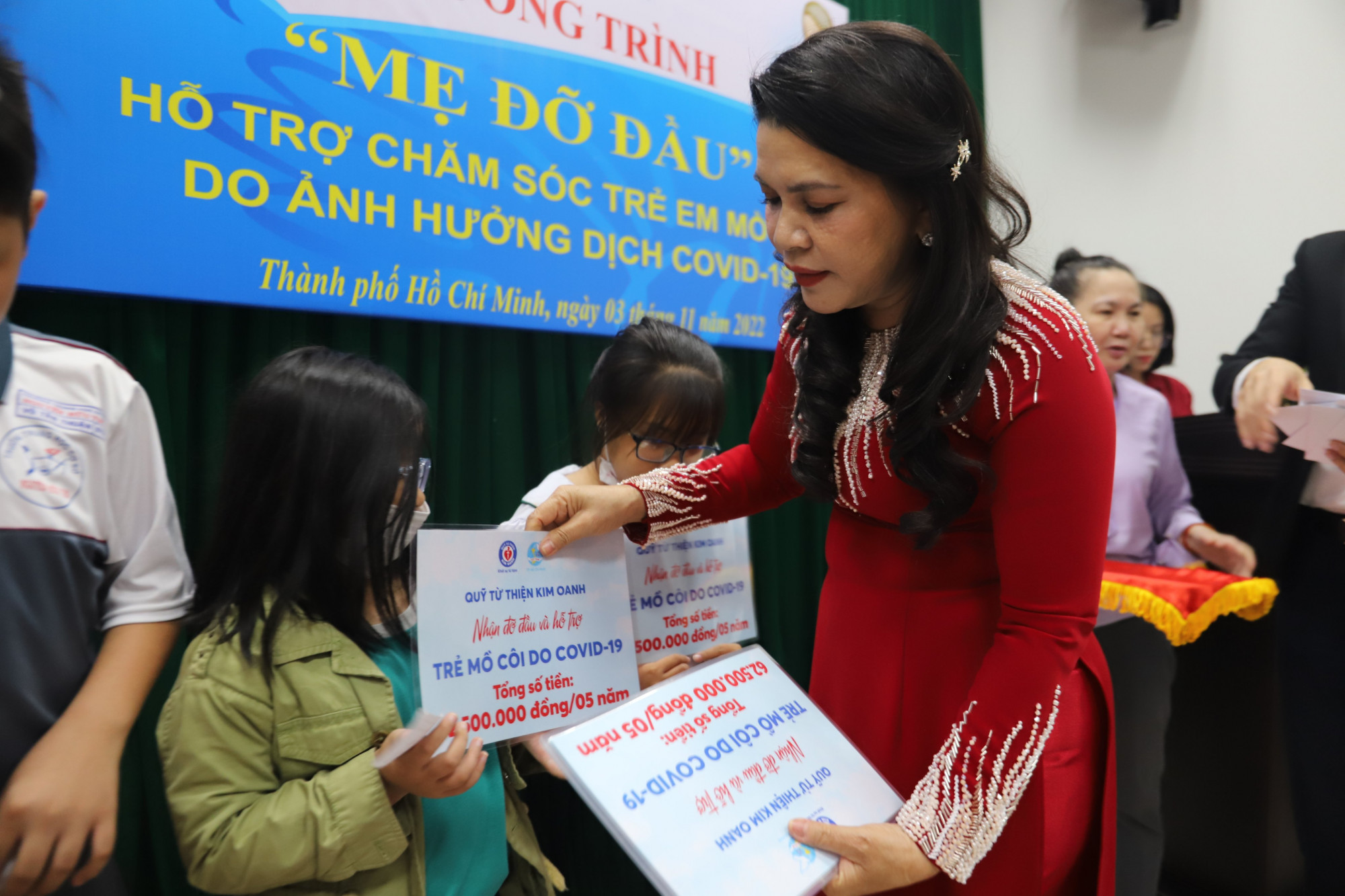 Bà Đặng Thị Kim Oanh - Chủ tịch HĐQT Kim Oanh Group trao hỗ trợ cho các trẻ mồ côi