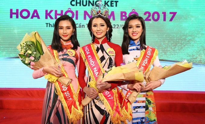 Thuỳ Tiên (bìa trái) khi tham gia Hoa khôi Nam bộ 2017
