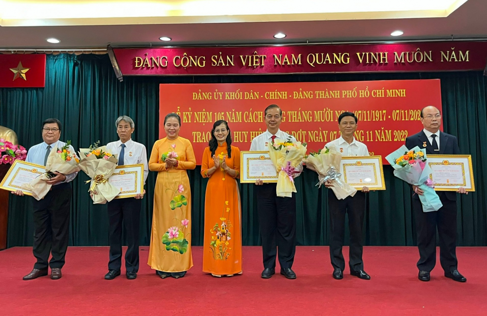 Các đảng viên nhận Huy hiệu Đảng đợt 7/11/2022 của Đảng bộ Khối Dân - Chính - Đảng TPHCM 