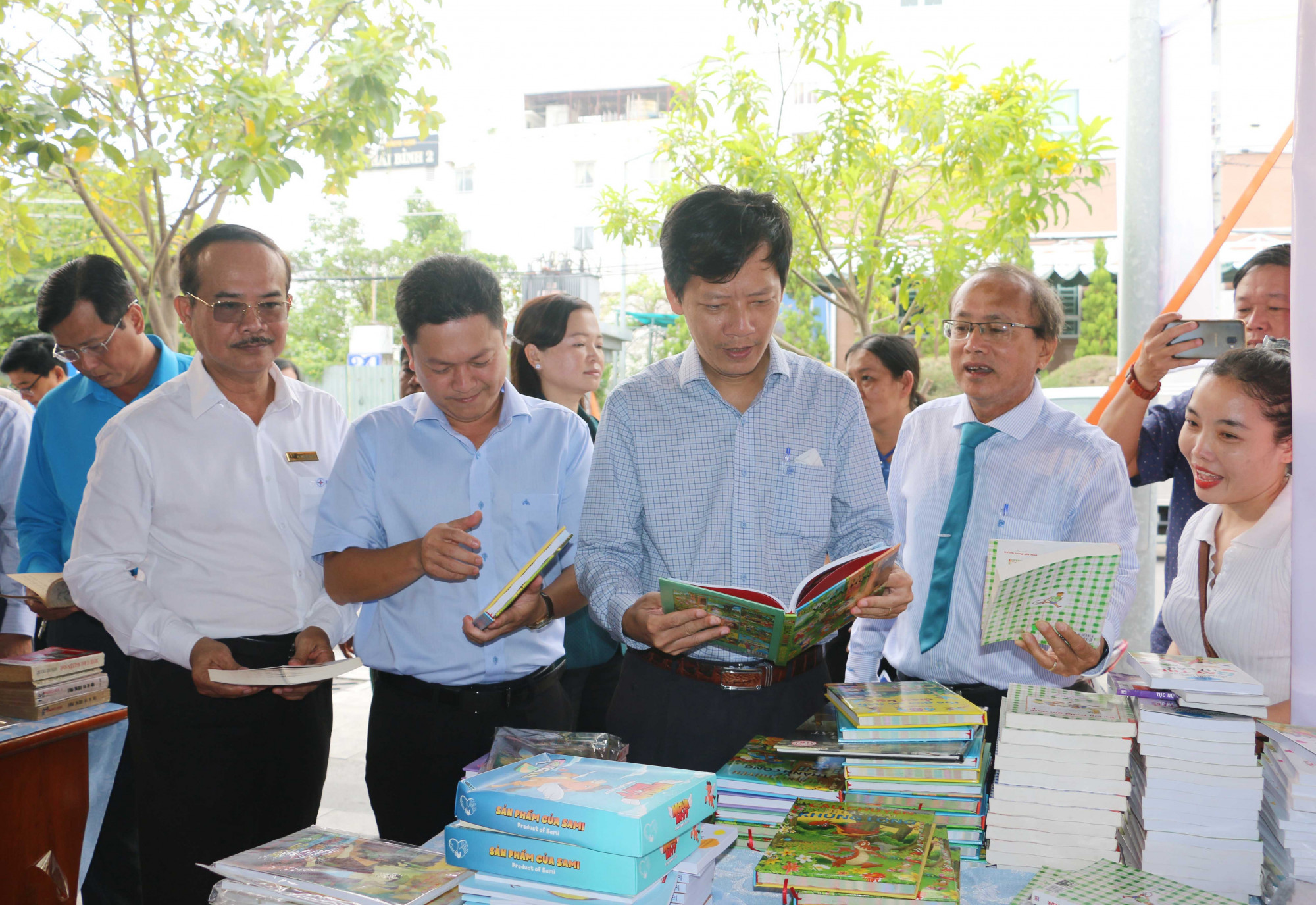 Các đại biểu tham quan các gian hàng trưng bày sách