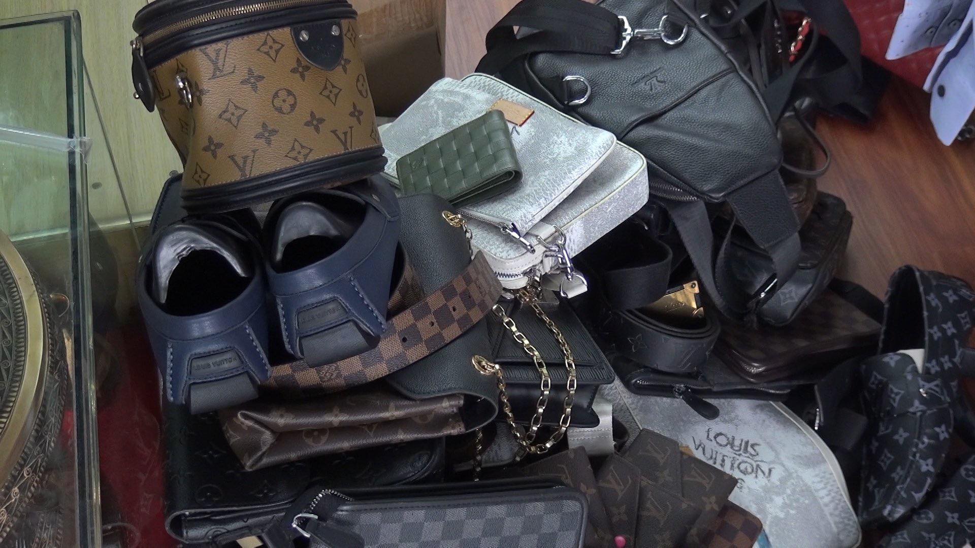 Túi xách, giày dép giả mạo nhãn hiệu Louis Vuitton, Gucci, Dior...bị lực lượng chức năng thu giữ - Ảnh QLTT.