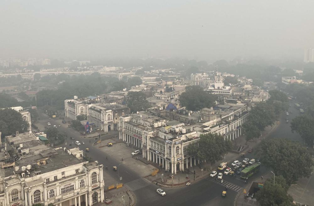 Chân trời thành phố New Delhi bị bao phủ bởi sương mù và khói mù 