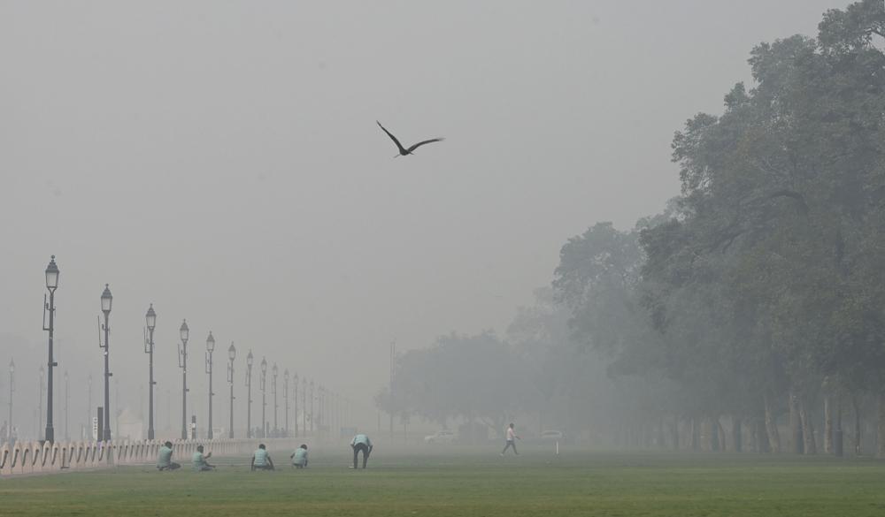 Khu vực cổng tượng đài Ấn Độ nổi tiếng ở New Delhi, Ấn Độ chìm trong khói mù ô nhiễm vào sáng 4/11