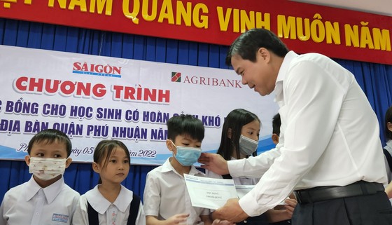 Tổng Biên tập Báo SGGP Tăng Hữu Phong trao học bổng cho học sinh