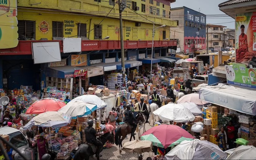 Đường phố Ghana tràn ngập hàng may mặc cũ