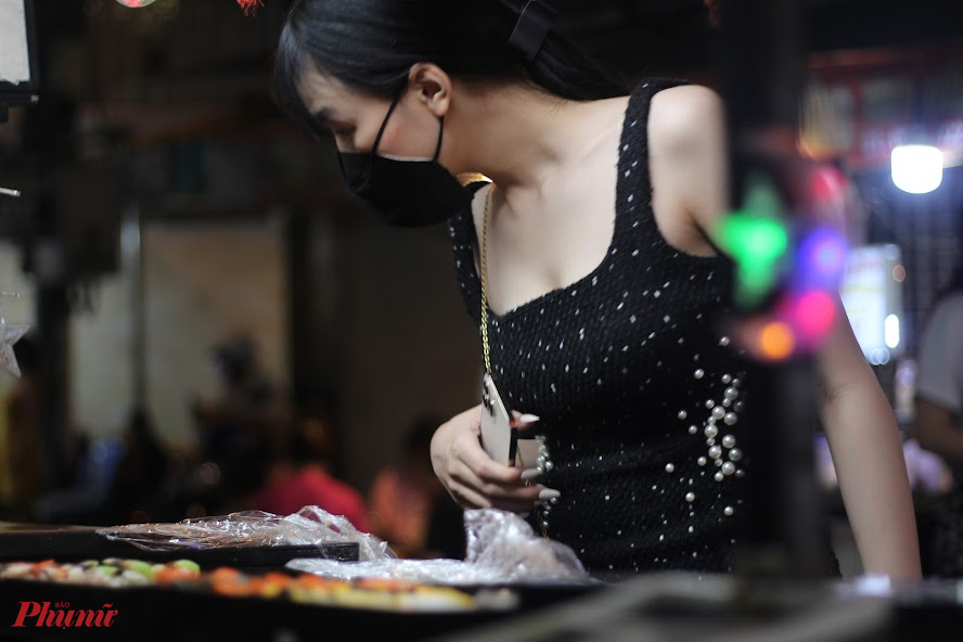 Ngoài hoa, khu chợ này còn được biết đến như chợ đêm ẩm thực nổi tiếng của Sài thành, nơi bạn có thể đến, tham quan, khám phá thưởng thức món ngon ba miền hay món ngon từ các nước du nhập vào Việt Nam. 