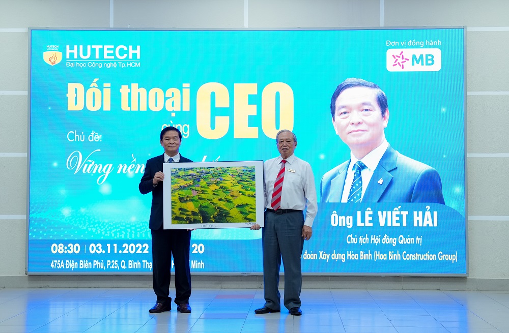 “Ông trùm xây dựng” Lê Viết Hải đảm nhiệm vai trò diễn giả chương trình Đối thoại cùng CEO do HUTECH tổ chức ngày 3/11 vừa qua - Ảnh: HUTECH