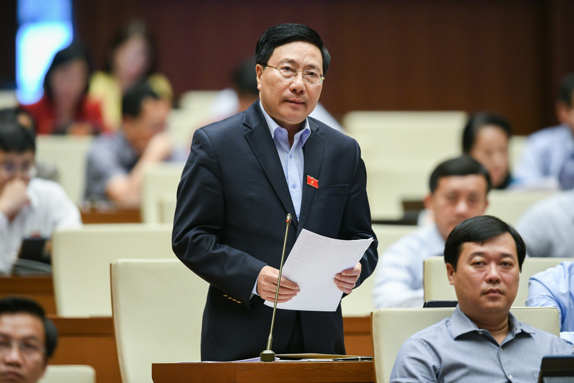 Phó Thủ tướng Chính phủ Phạm Bình Minh làm rõ thêm một số vấn đề về lĩnh vực nội vụ tại phiên chất vấn sáng 5/11