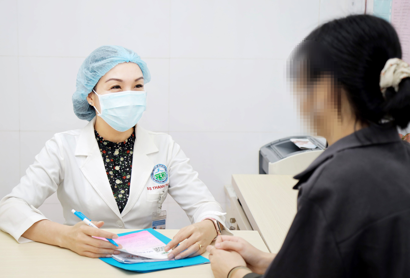 Bác sĩ Nguyễn Thị Thanh Thơ đang tư vấn cho bệnh nhân - ẢNH: L.A.