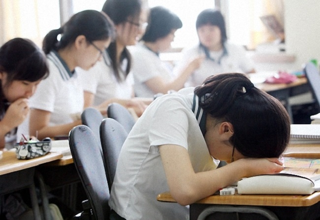 Học sinh cú đêm thường có biểu hiện mệt mỏi, không thể tập trung khi học bài ở trong lớp - Ảnh: Korea Bizwire