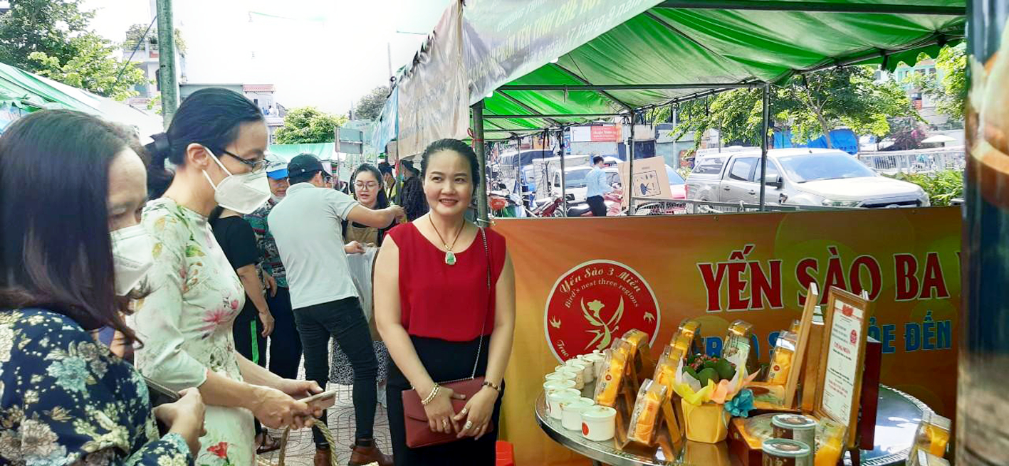 Chị Hồng Thắm (bìa phải) giới thiệu sản phẩm Yến sào Ba Miền tại Ngày hội kết nối sản phẩm Việt do Hội LHPN  phối hợp Phòng Kinh tế - UBND Q.6 tổ chức