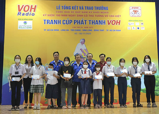 Các em học sinh nhận học bổng từ Đài tiếng nói nhân dân TPHCM và Agribank