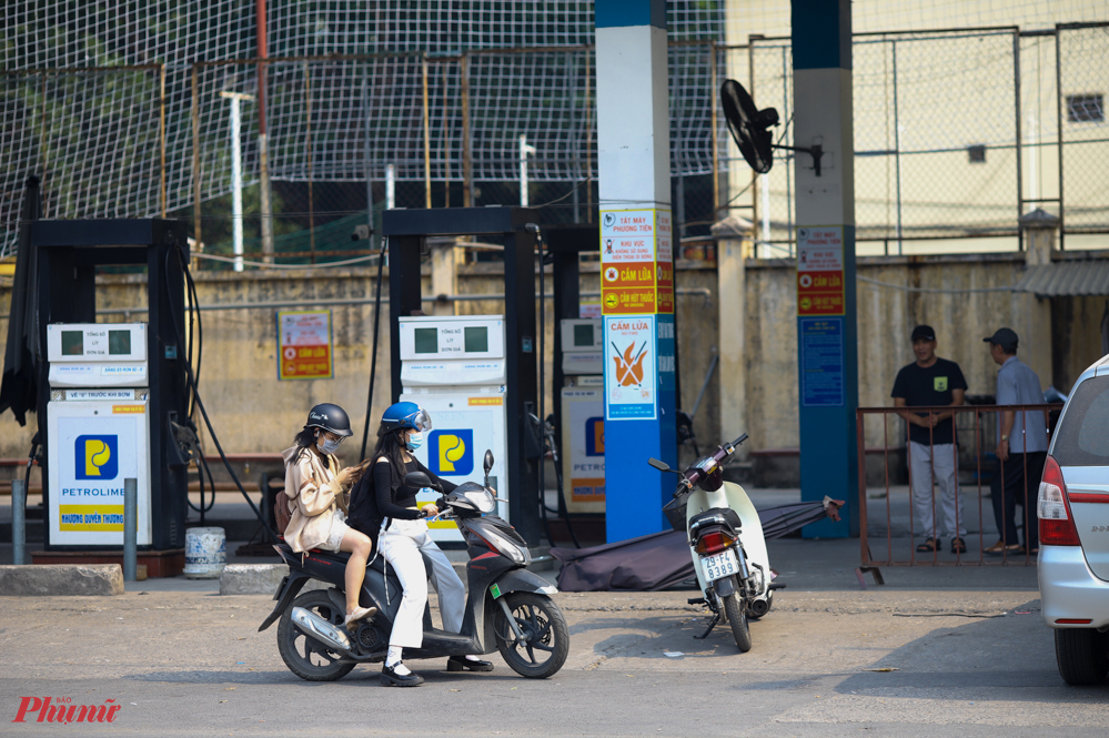 Cây xăng tại phố Hào Nam đóng cửa không bán hàng. Nhiều người thắc mắc thì được giải thích rằng đơn vị hiện đã hết xăng và đang chờ nhập hàng thêm chứ không phải đang găm hàng không bán.