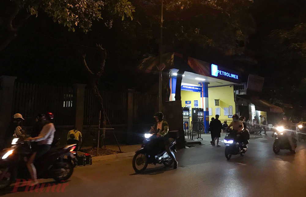 Điểm bán xăng lẻ ngay bên cạnh cửa hàng xăng dầu số 14 của Petrolimex trên phố Thuỵ Khuê hoạt động từ 19h30 tối hàng ngày những ngày này.