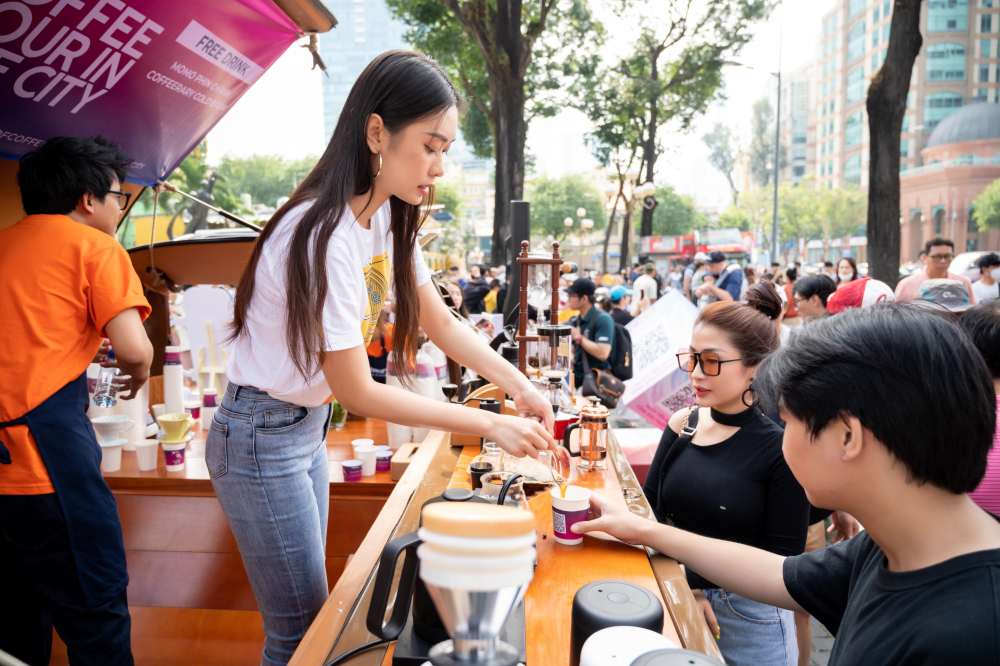 Sau 2 chủ nhật đầu tiên, One Book One Coffee - Đổi sách lấy tách cà phê đã ghi nhận 1.545 quyển sách và 7.874.541 đồng được quyên góp. 