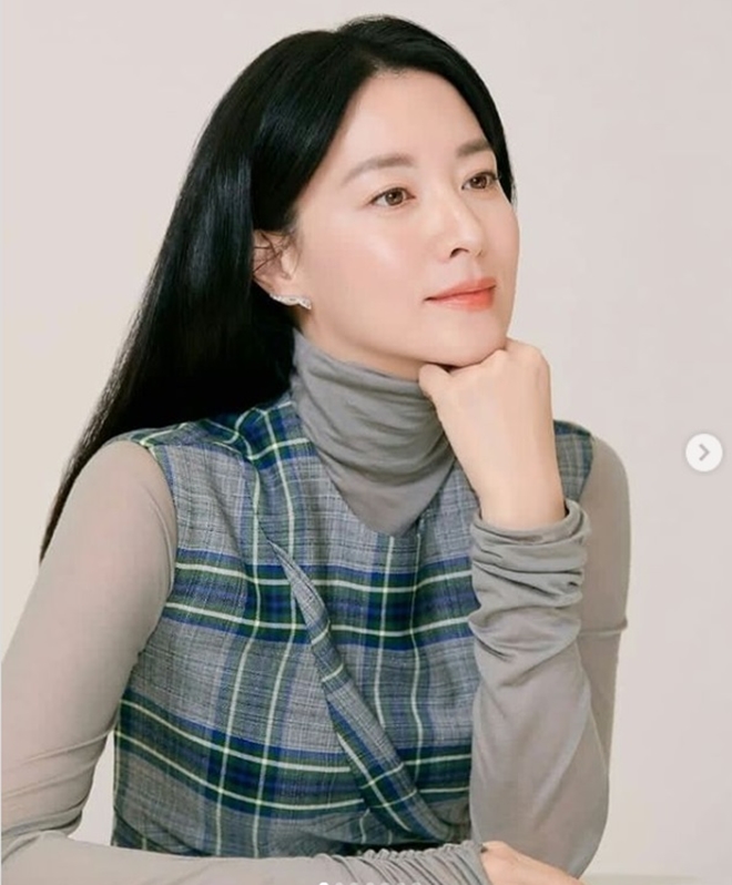 Lee Young Ae: Nữ diễn viên 51 tuổi luôn gây ấn tượng với làn da căng mướt, trẻ đẹp khi xuất hiện trong các bộ phim truyền hình Hàn Quốc. Mẹo chăm sóc da Lee Young Ae là gợi ý hoàn hảo cho những ai đang muốn có được làn da tuyệt vời với mức chi phí vừa phải bởi cô rất chuộng các loại mặt nạ tự làm. Nàng Dae Jang Geum chia sẻ công thức mặt nạ yêu thích là mật ong và lòng trắng trứng gà. Trộn đều 2 hỗn hợp, đắp lên da trong khoảng 10-15 phút sau đó rửa sạch. Mật ong có tác dụng trị mụn và vết thâm do mụn gây ra, lòng trắng trứng gà giúp thu nhỏ lỗ chân lông và làm căng da, để làn da của bạn luôn rạng rỡ và mịn màng.