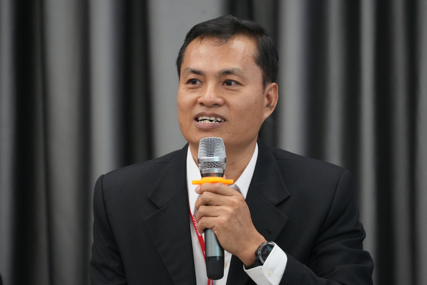 Ông Hoàng Văn Quốc Chương - Giám đốc Khối sản xuất chia sẻ về hoạt động bảo vệ môi trường tại Ajinomoto Việt Nam trong chương trình tham quan nhà máy vào đầu tháng 11/2022