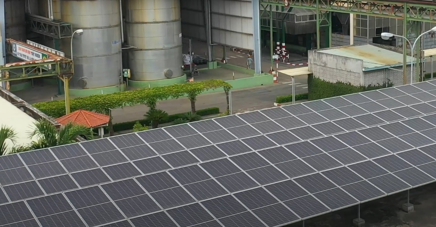 Hệ thống tấm pin năng lượng mặt trời được lắp đặt tại nhà máy Ajinomoto Việt Nam