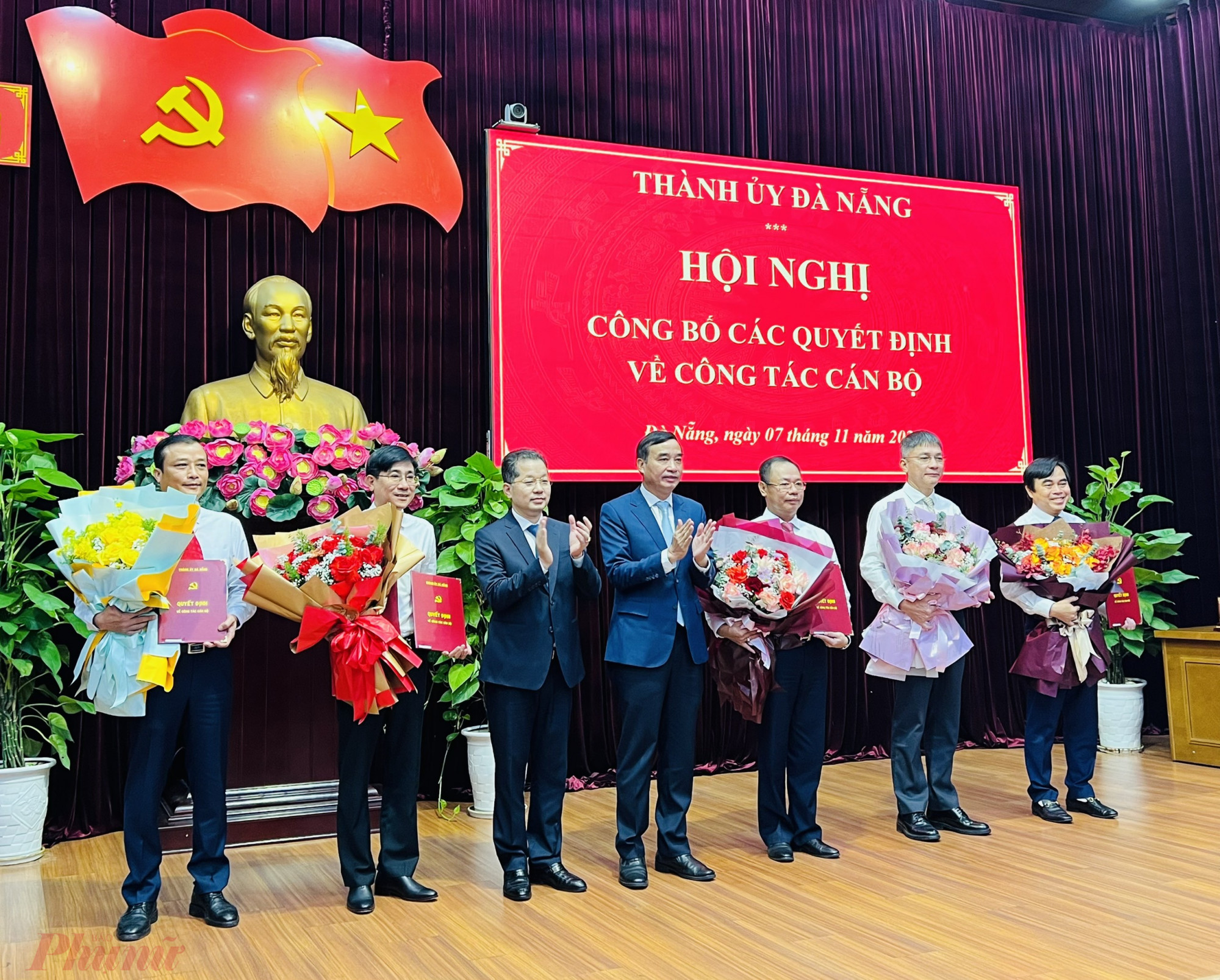 Lãnh đạo Thành ủy Đà Nẵng trao quyết định và tặng hoa các nhân sự được điều động