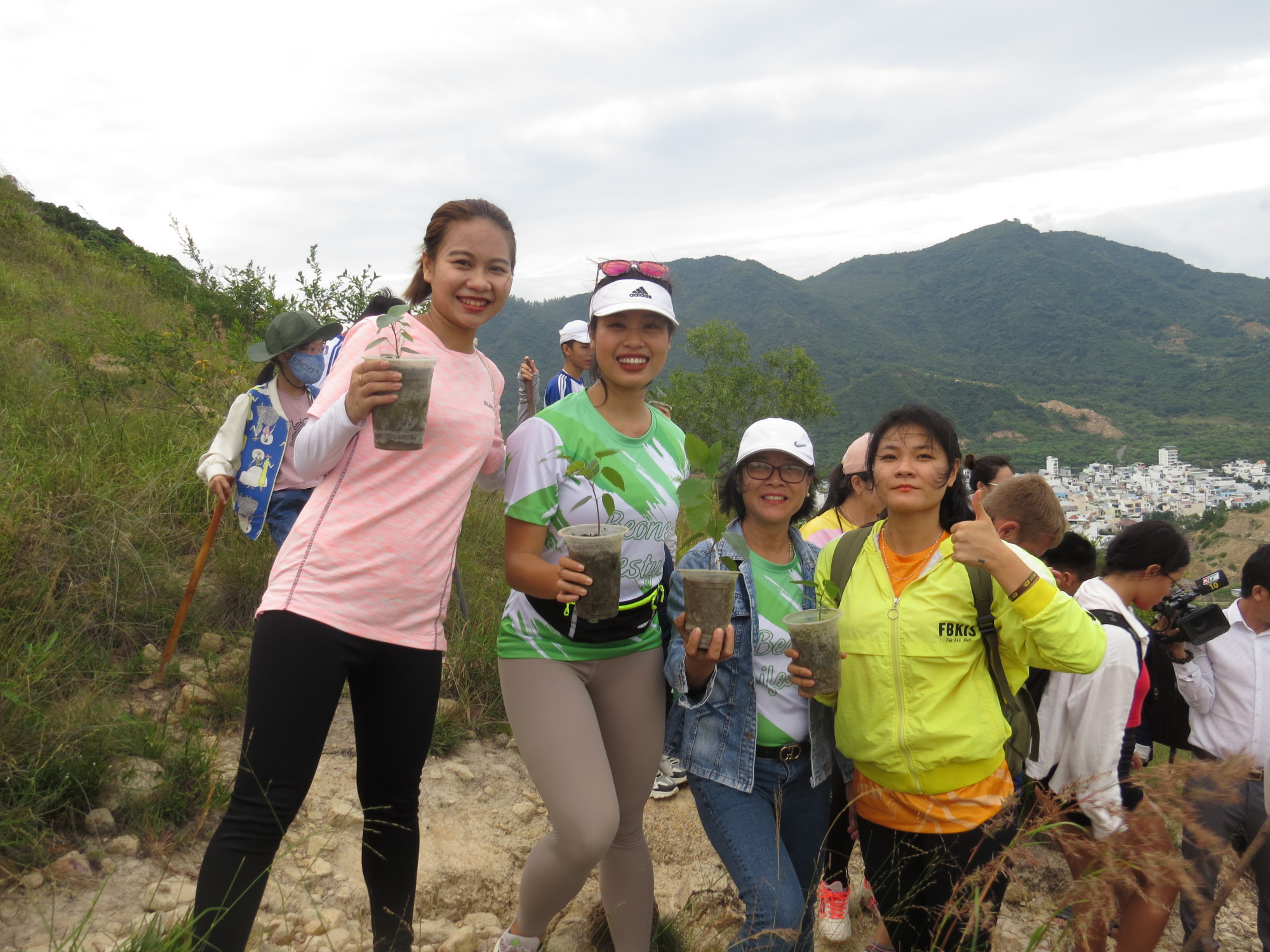 Nhiều người dân, du khách cũng hào hứng tham gia trồng cây để phủ xanh núi Cô Tiên