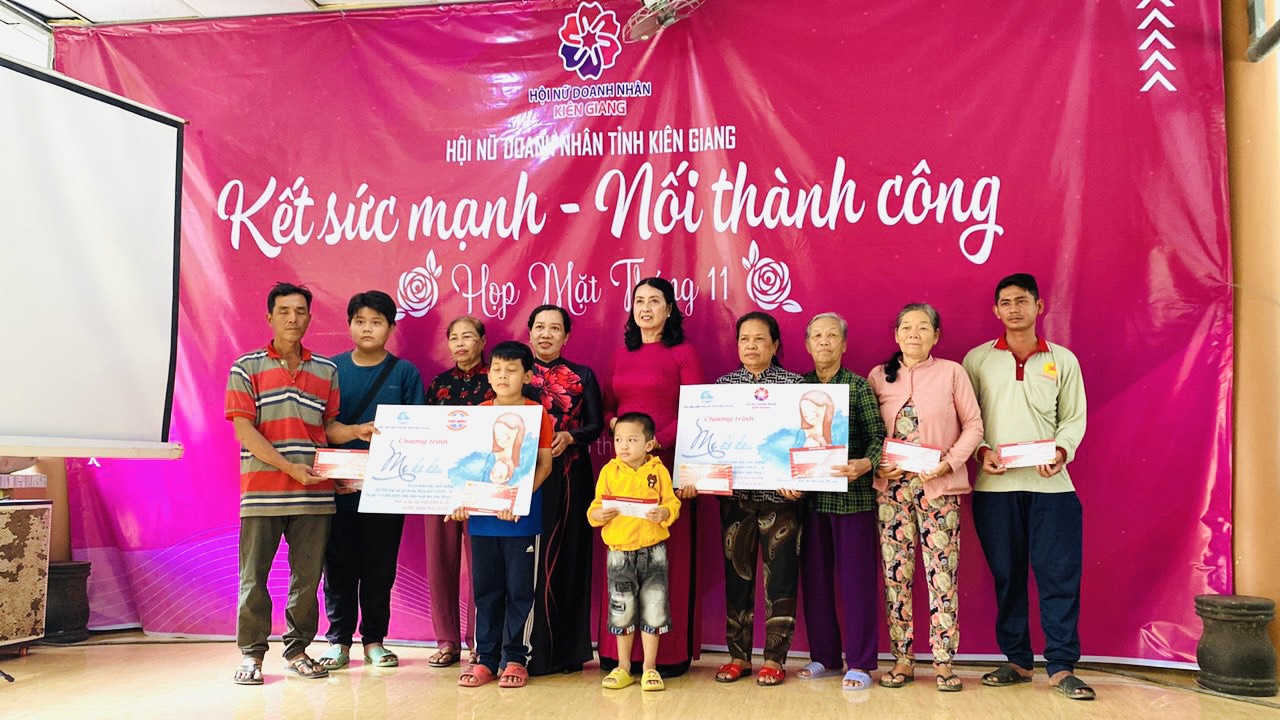 Đại diện Hội Nữ doanh nhân tỉnh Kiên Giang và Hội LHPN tỉnh Kiên Giang trao 9 phần quà cho trẻ em mồ côi ở huyện Hòn Đất do hậu quả của dịch COVID-19.