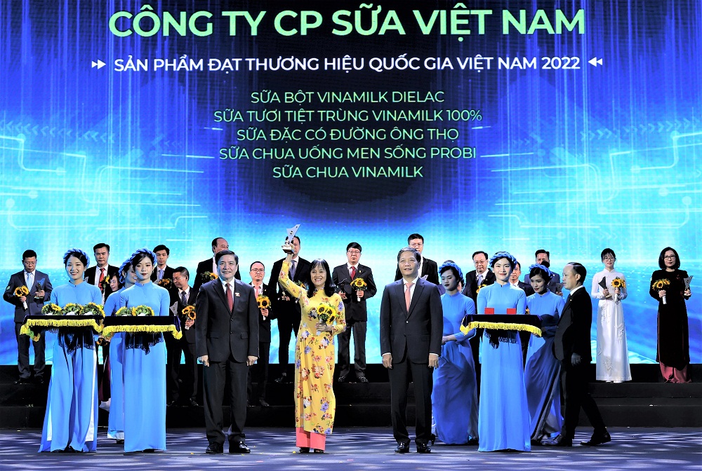 Bà Nguyễn Thị Minh Tâm (áo vàng) - Giám đốc chi nhánh Vinamilk Hà Nội nhận biểu trưng THQC năm 2022 - Ảnh: Vinamilk