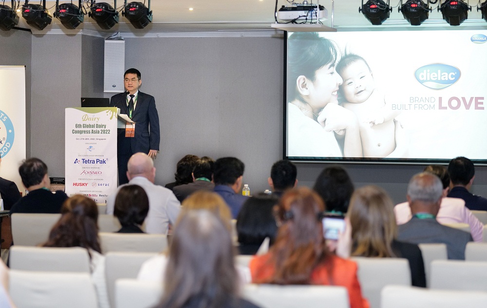 Ông Nguyễn Quang Trí - Giám đốc điều hành marketing Vinamilk chia sẻ câu chuyện về thương hiệu Dielac tại Hội nghị sữa châu Á vừa diễn ra tại Singapore cuối tháng 10/2022