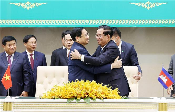 Thủ tướng Phạm Minh Chính và Thủ tướng Campuchia Samdech Techo Hun Sen tại lễ ký các văn kiện hợp tác giữa hai nước. 