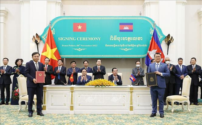 Thủ tướng Phạm Minh Chính và Thủ tướng Campuchia Samdech Techo Hun Sen chứng kiến lễ ký Bản ghi nhớ về hợp tác trong lĩnh vực nông nghiệp giữa Bộ Nông nghiệp và Phát triển nông thôn Việt Nam và Bộ Nông-Lâm-Ngư nghiệp Campuchia. 
