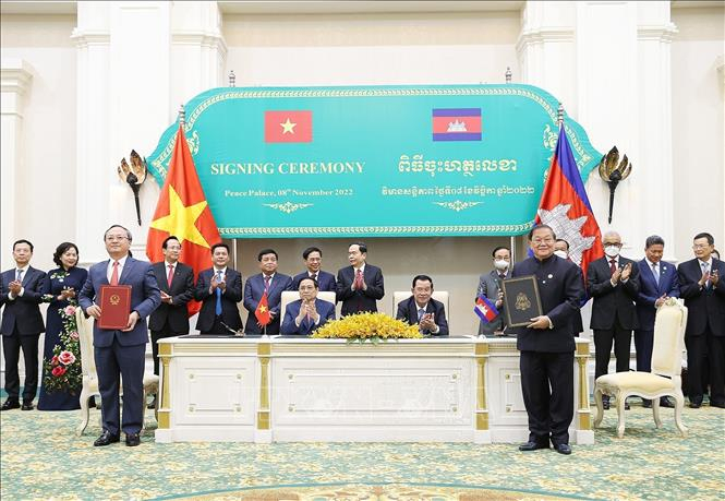 Thủ tướng Phạm Minh Chính và Thủ tướng Campuchia Samdech Techo Hun Sen chứng kiến lễ ký Thỏa thuận hợp tác giữa Đài Tiếng nói Việt Nam và Bộ Thông tin Campuchia về hợp tác truyền thanh và truyền hình giai đoạn 2022 - 2025. 