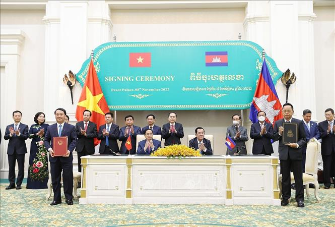 Thủ tướng Phạm Minh Chính và Thủ tướng Campuchia Samdech Techo Hun Sen chứng kiến lễ ký Bản ghi nhớ hợp tác song phương giữa Ủy ban Dân tộc Việt Nam và Bộ Nghi lễ Tôn giáo Campuchia. 
