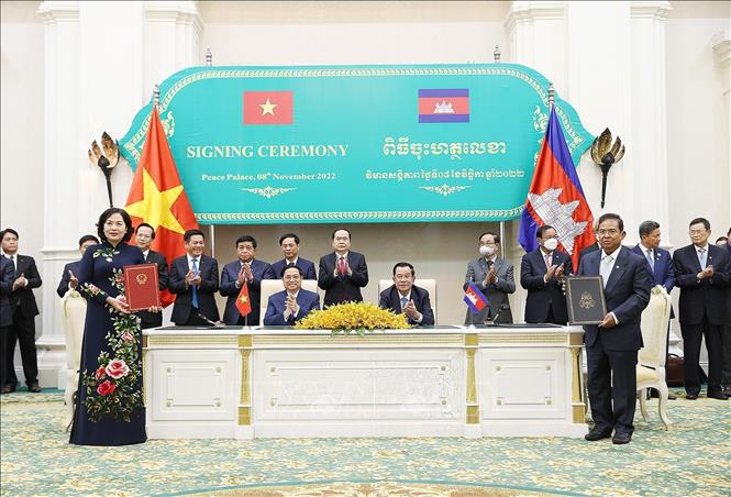 Thủ tướng Phạm Minh Chính và Thủ tướng Campuchia Samdech Techo Hun Sen chứng kiến lễ ký Bản ghi nhớ về hợp tác trong lĩnh vực đổi mới tài chính và hệ thống thanh toán giữa Ngân hàng Nhà nước Việt Nam và Ngân hàng Quốc gia Campuchia. 