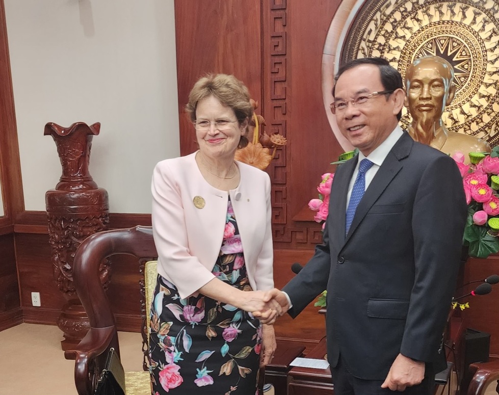 Bí thư Thành ủy Nguyễn Văn Nên chào mừng bà Frances Adamson trong chuyến công tác đầu tiên đến TP HCM