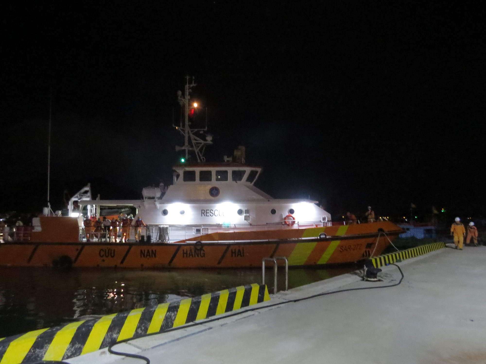 Tàu SAR 272 cập cảng Trung tâm cứu nạn hàng hải khu vực IV, đưa 2 thuyền viên người nước ngoài gặp nạn về bờ