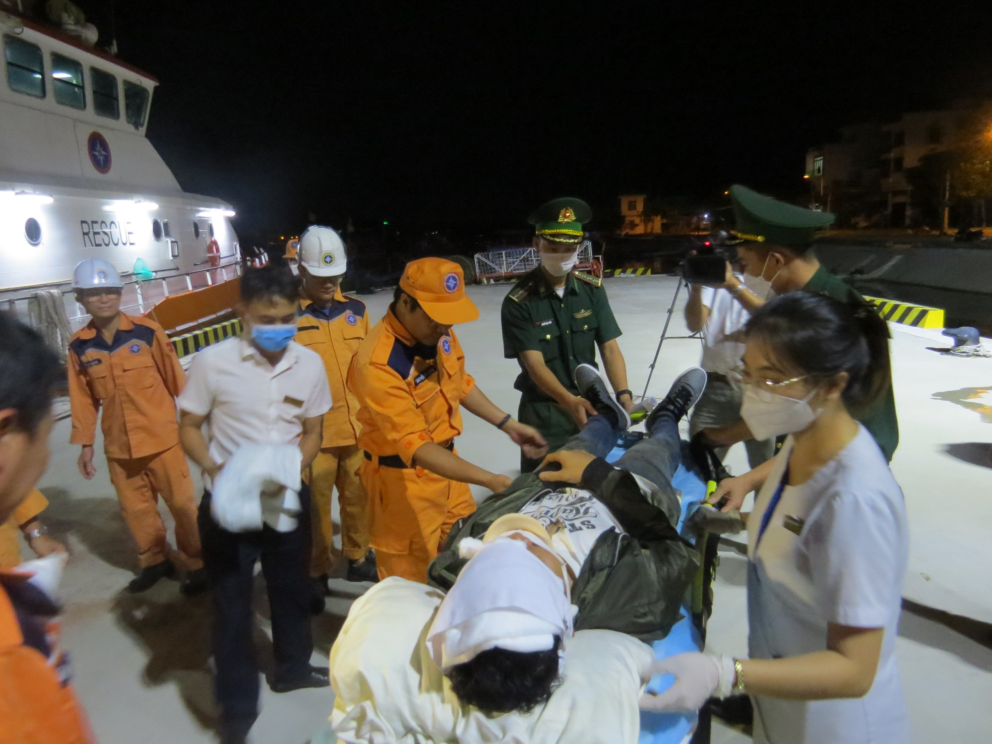 Lực lượng cứu nạn đưa thuyền viên bị tai nạn trong quá trình lao động về đến bờ an toàn 
