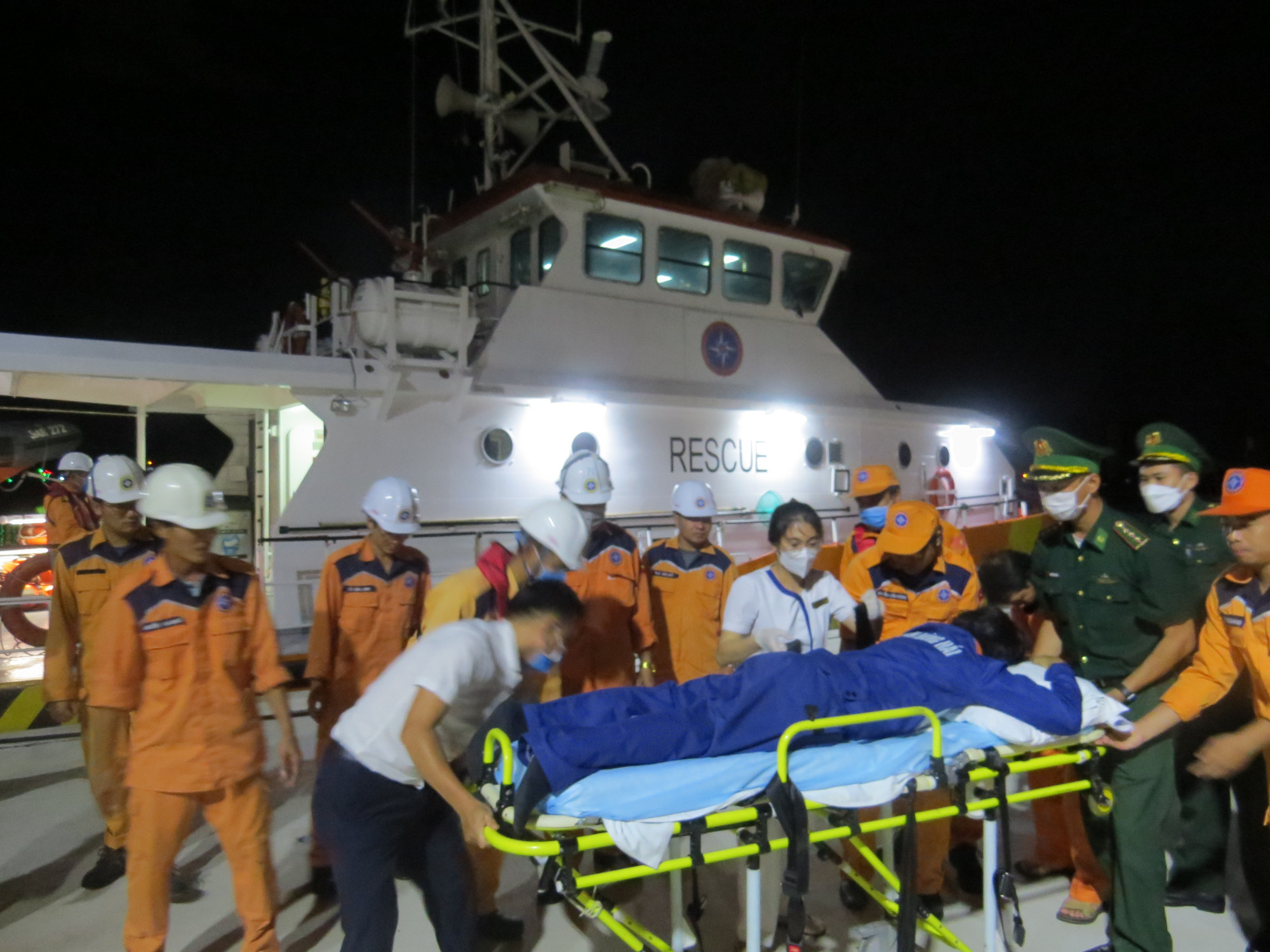 Thuyền viên bị bệnh lý gặp khó khăn trong việc đi lại được các lực lượng hỗ trợ khi về đến bờ