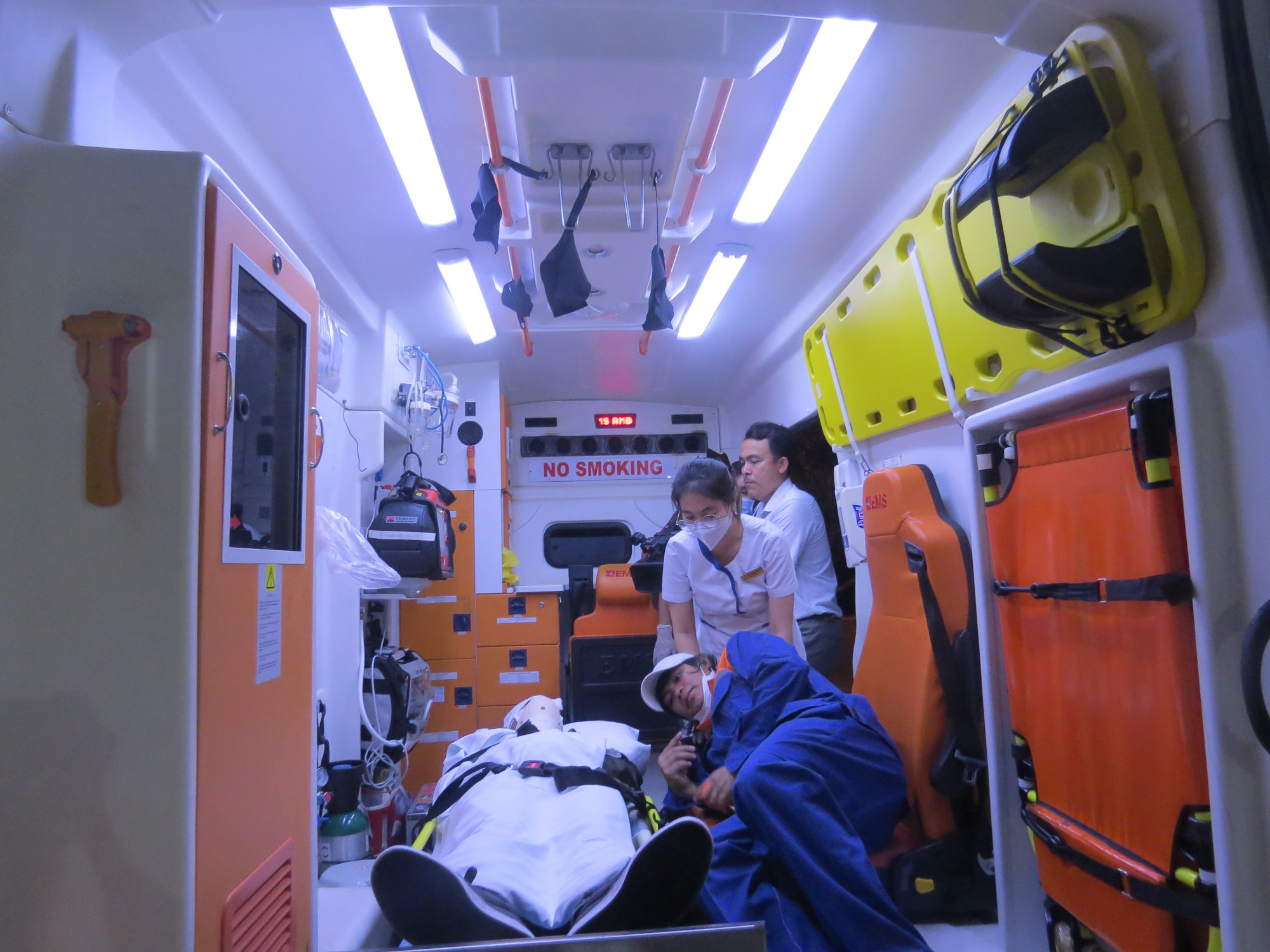 2 thuyền viên được đưa đến bệnh viện chữa trị kịp thời