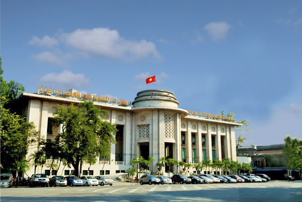 Ngân hàng Nhà nước Việt Nam (NHNN) có Công văn số 7881 gửi chủ tịch hội đồng quản trị, tổng giám đốc các ngân hàng thương mại (NHTM), yêu cầu các NHTM quyết liệt triển khai giải pháp tín dụng, tạo điều kiện đáp ứng nhu cầu vốn của các doanh nghiệp đầu mối kinh doanh xăng dầu